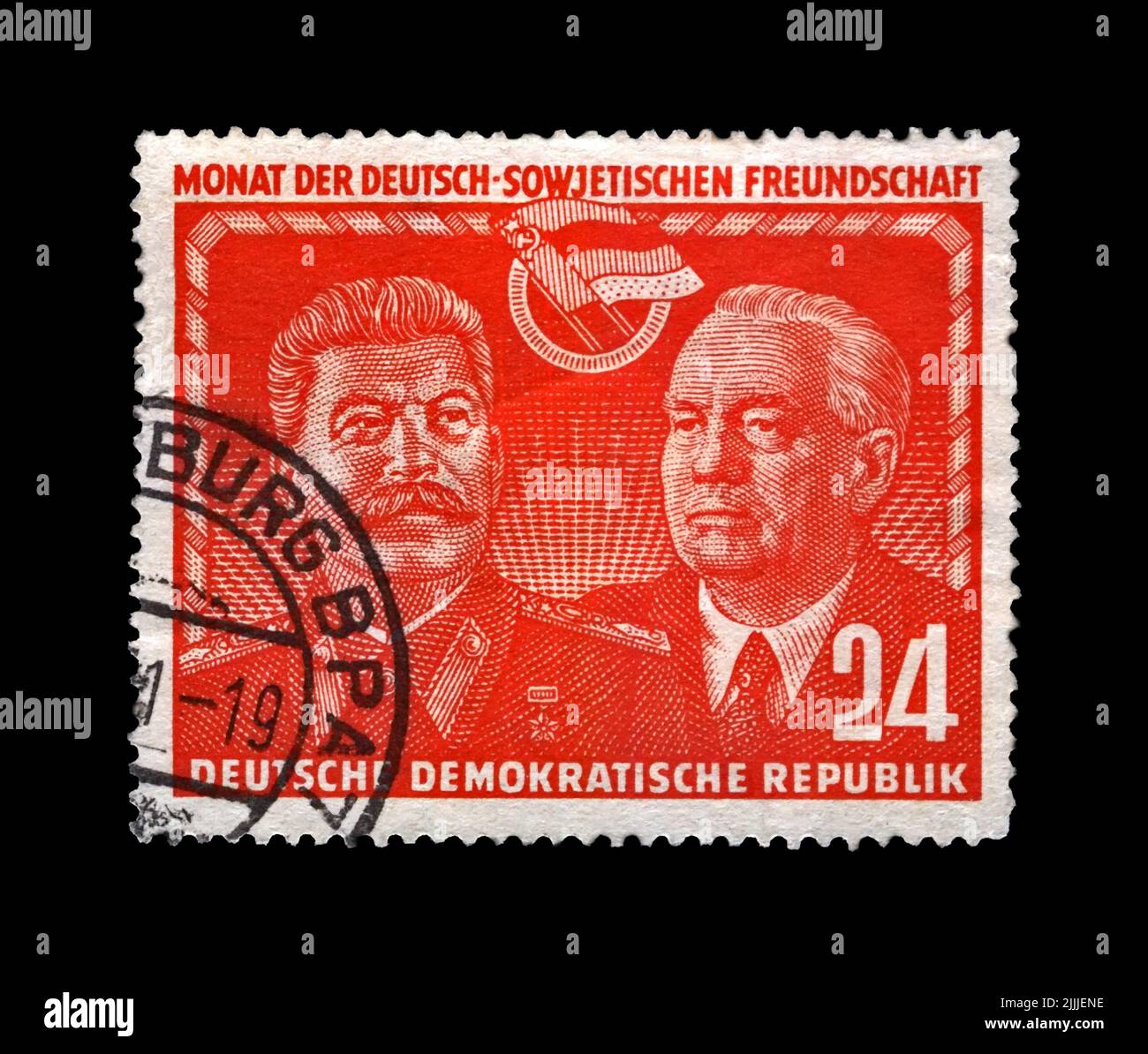 Timbro postale cancellato stampato in DDR mostra Joseph Stalin e Wilhelm Pieck, famoso leader politico sovietico e tedesco, circa 1951. Foto Stock