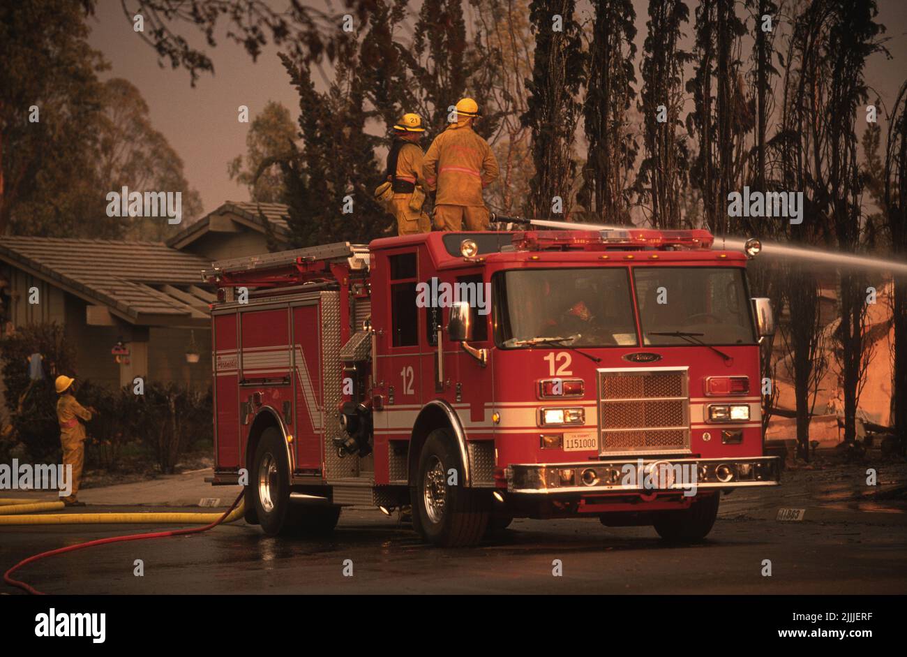 L'equipaggio di San Diego Fire-Rescue Engine 12 si trova al Cedar Fire di San Diego, California Foto Stock