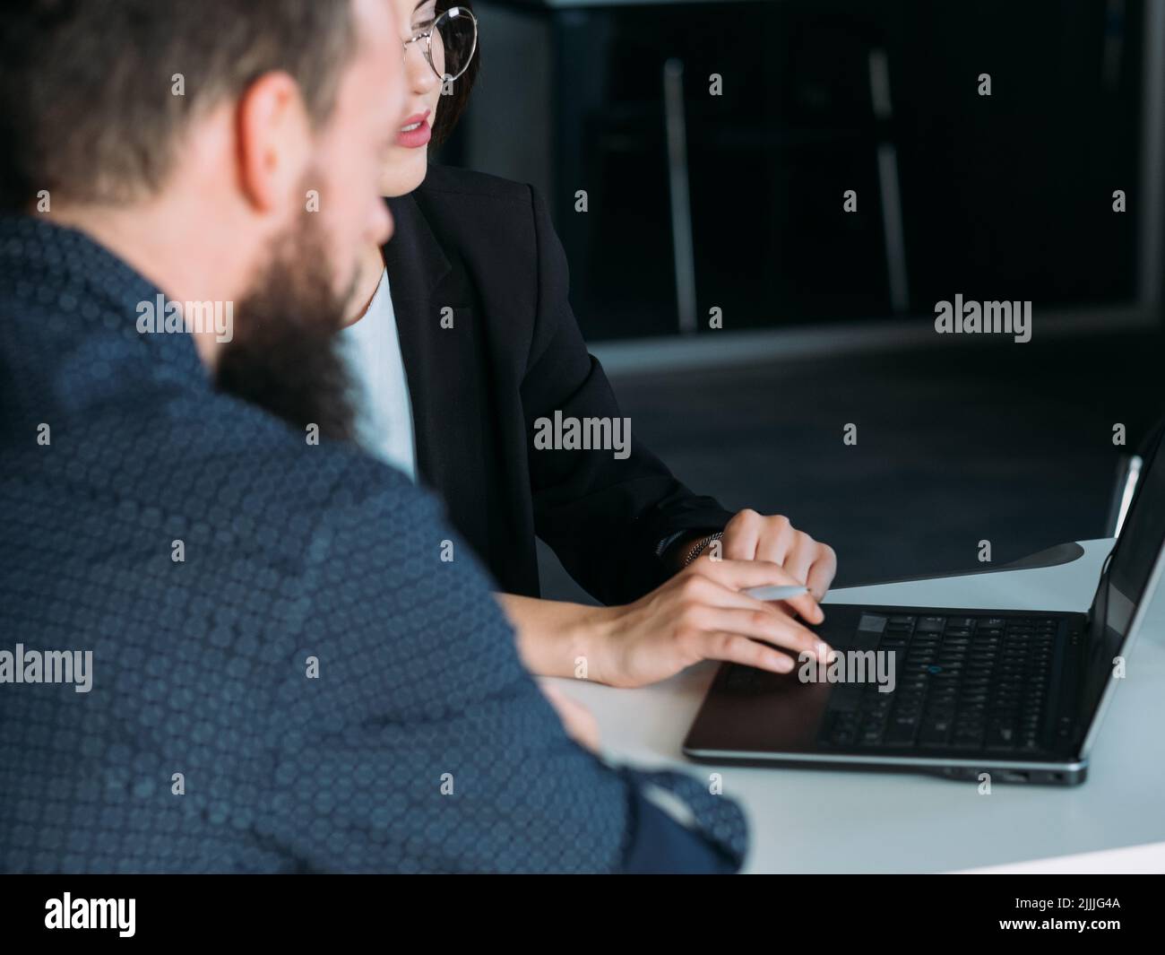laptop di pianificazione aziendale dei colleghi di colleghi Foto Stock