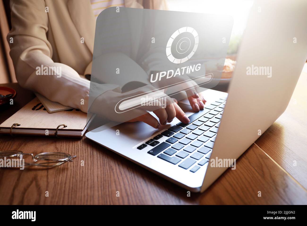 Giovane donna che aggiorna il software del notebook Foto Stock