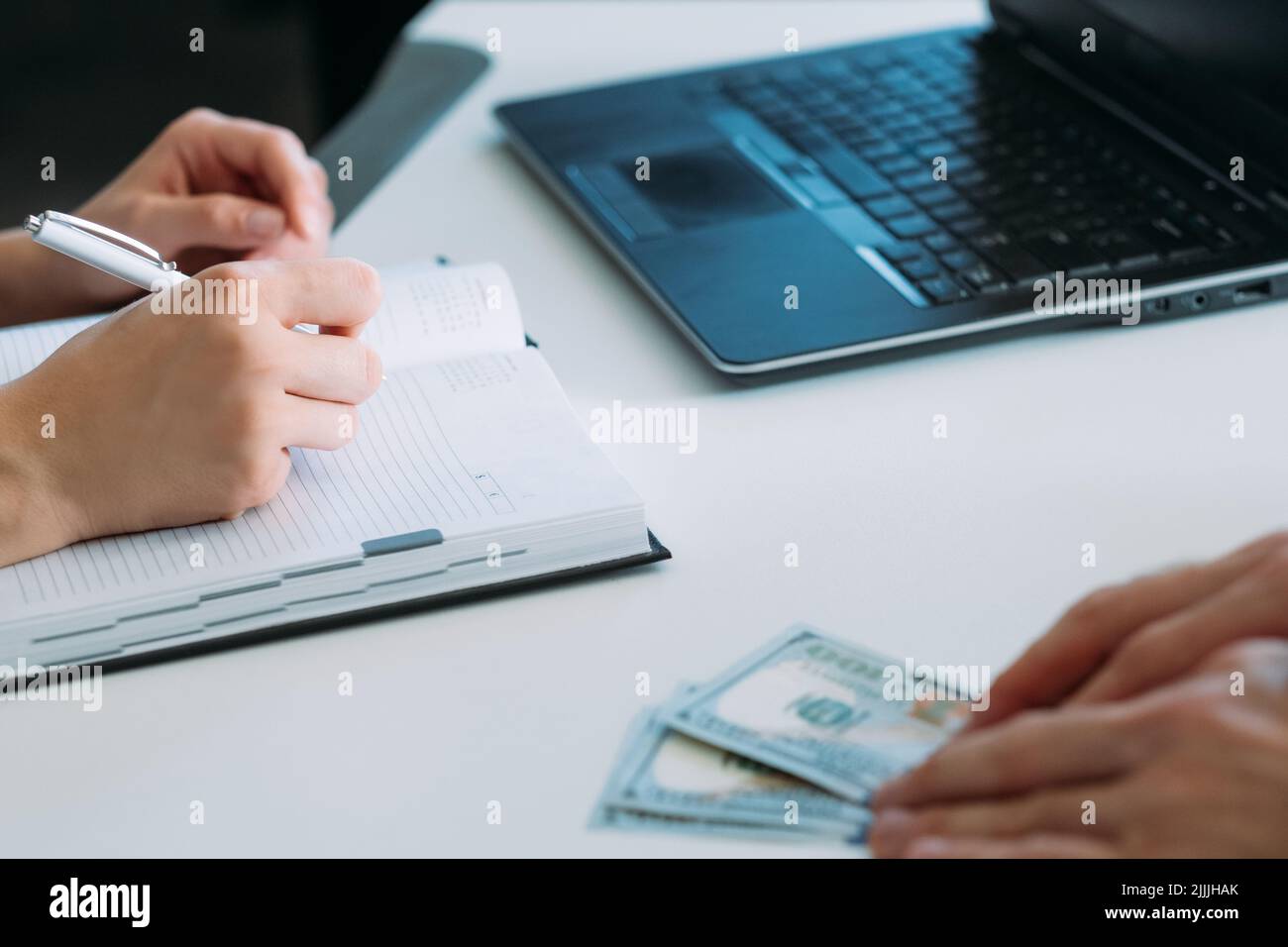 denaro contante corruzione risarcimento donna uomo Foto Stock