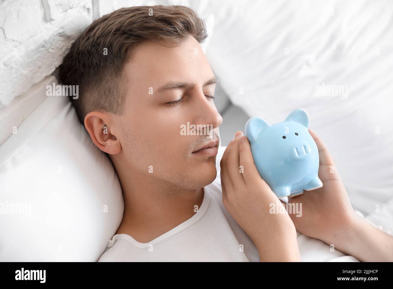 Giovane uomo con scopata che dorme a letto, primo piano Foto stock - Alamy