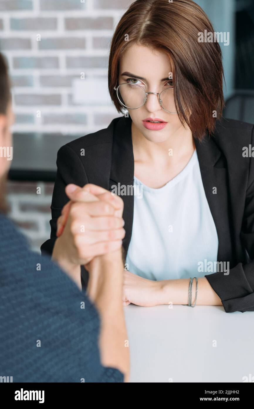 potente autosufficiente ambiziosa femminismo femminile Foto Stock