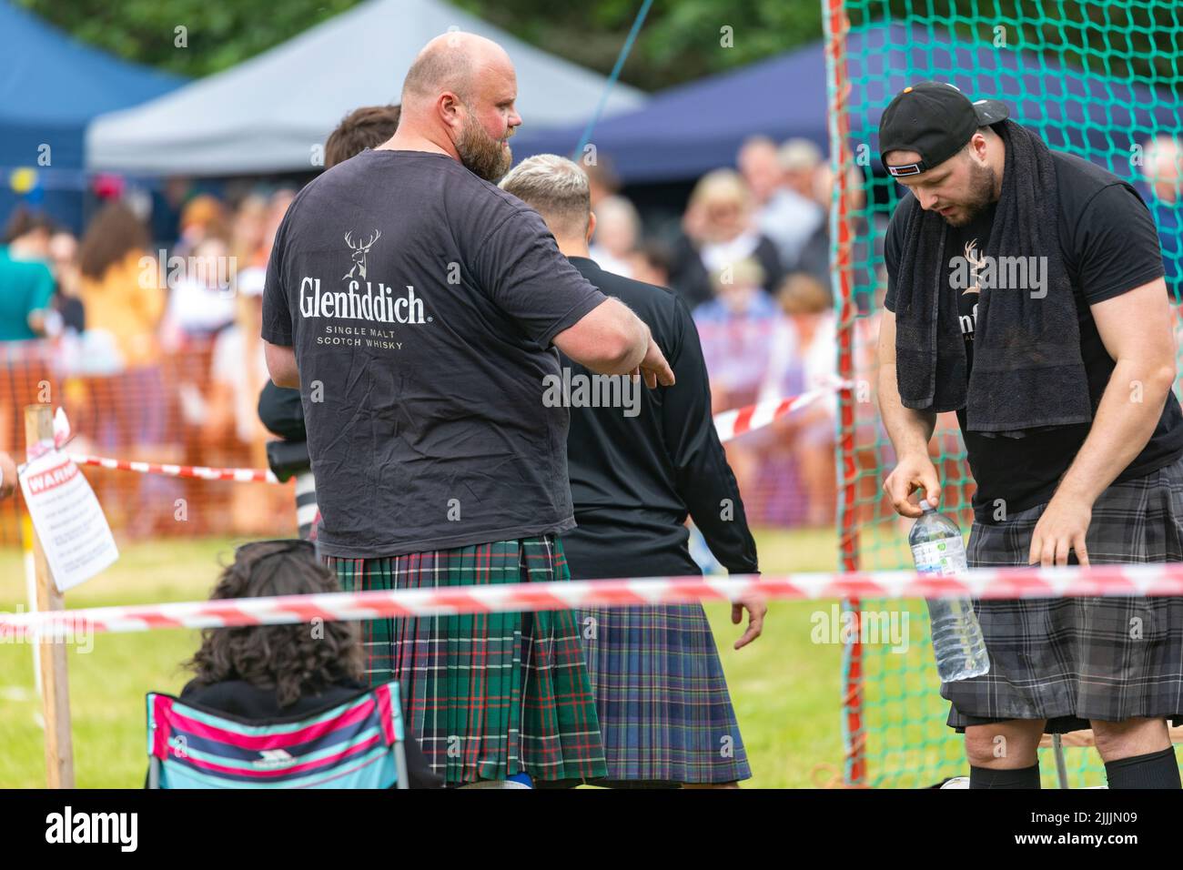 Highland games in corso a Tomintoul Moray il 17 luglio 2022, Scozia, uomini concorrenti in The Strength concorsi lancio pietra, Scozia, Regno Unito Foto Stock