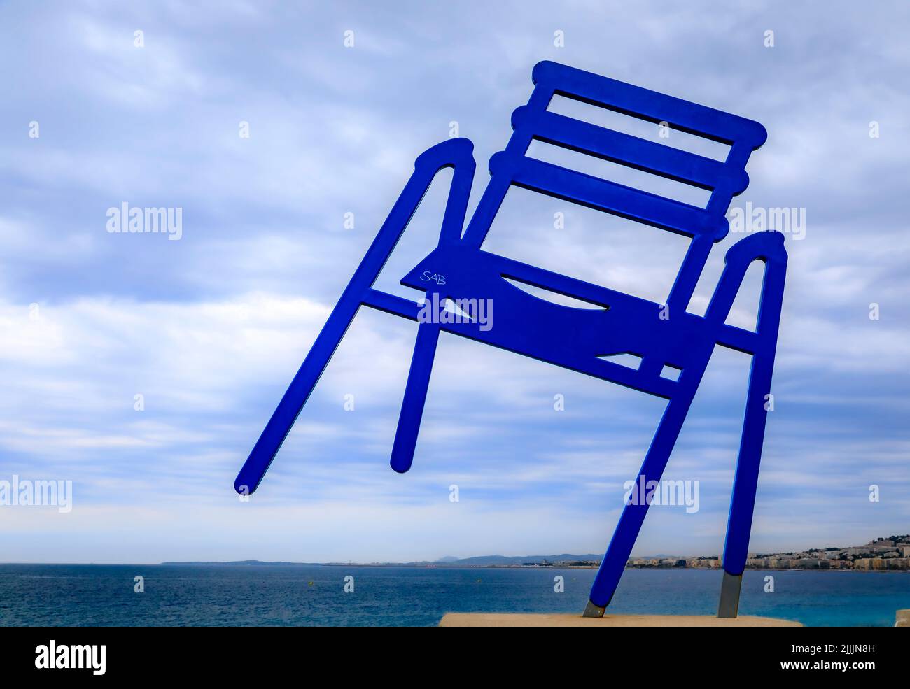 Nizza, Francia - 25 maggio 2022: Mar Mediterraneo e la Chaise Bleue o scultura sedia blu di Sabine Geraudie, simbolo di Nizza sulla Promenade des Anglais Foto Stock