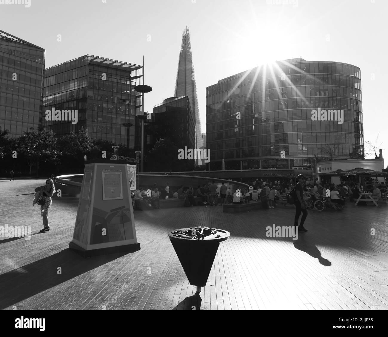Londra, Greater London, Inghilterra, giugno 22 2022: Zona della South Bank, tra cui la Scoop con locali commerciali e il grattacielo Shard. Modello dell'area Foto Stock