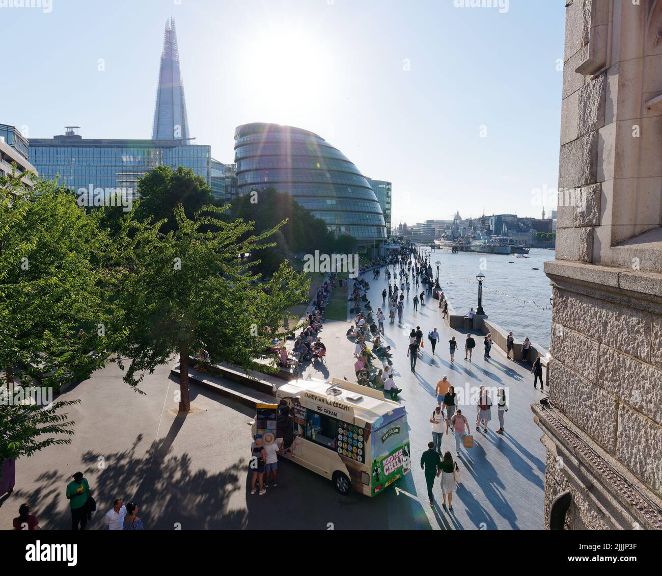 Londra, Grande Londra, Inghilterra, giugno 22 2022: Riva sud del Tamigi con un furgone gelato in primo piano, City Hall e la Shard skyscra Foto Stock