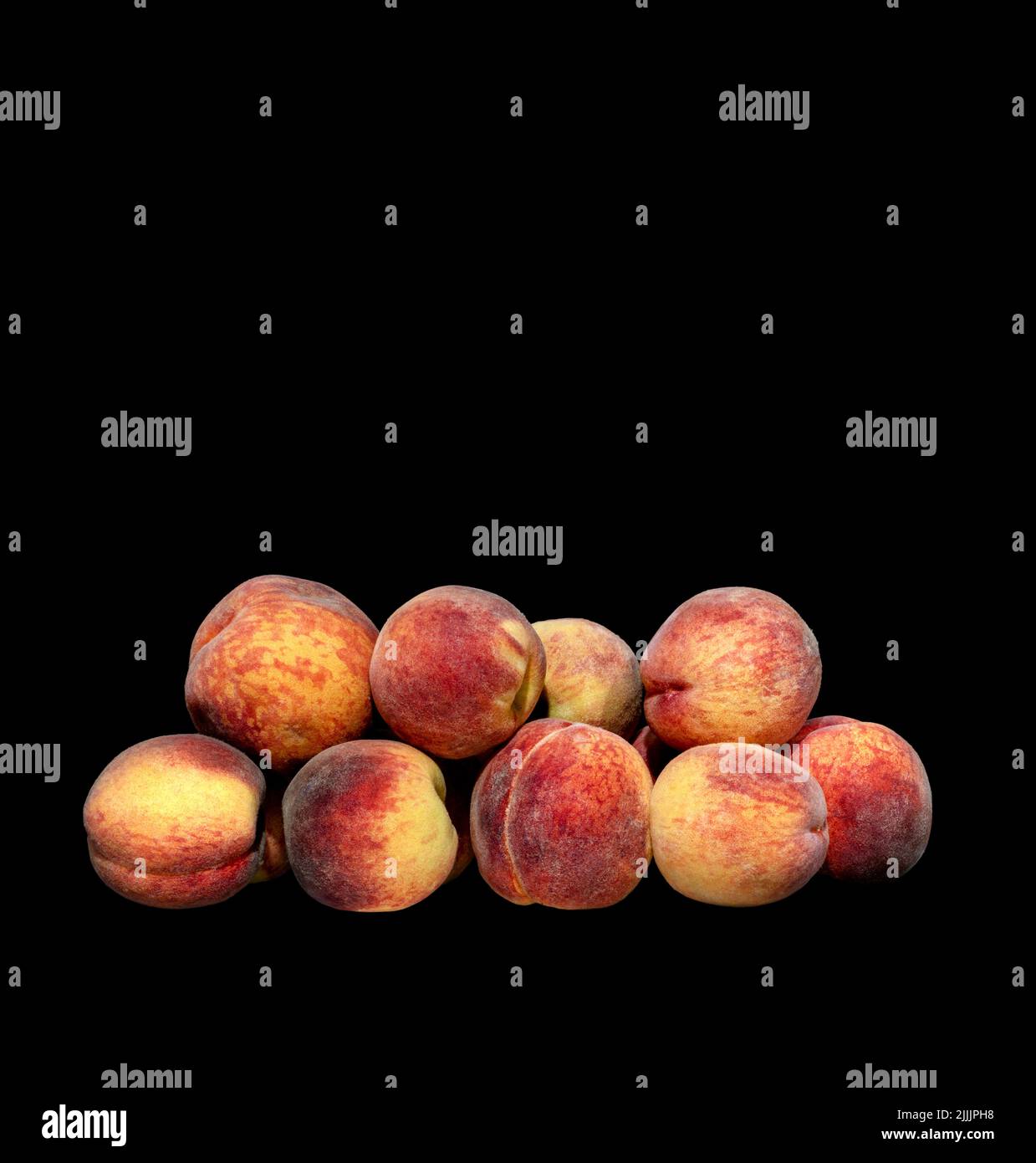 Raccolta di immagini di pesche mature su sfondo nero Foto Stock
