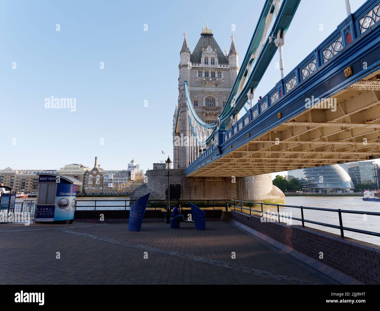 Londra, Grande Londra, Inghilterra, giugno 22 2022: Tower Bridge visto dal basso sul lato nord del Tamigi. Foto Stock