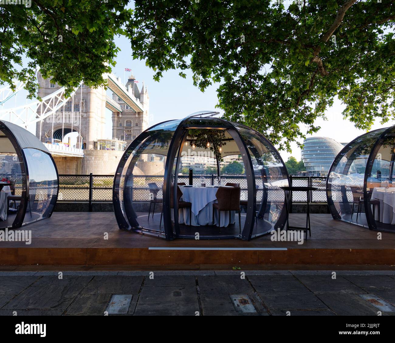 Londra, Grande Londra, Inghilterra, Giugno 22 2022: Ristorante Glass Rooms accanto al Tamigi con Tower Bridge e City Hall sullo sfondo. Foto Stock