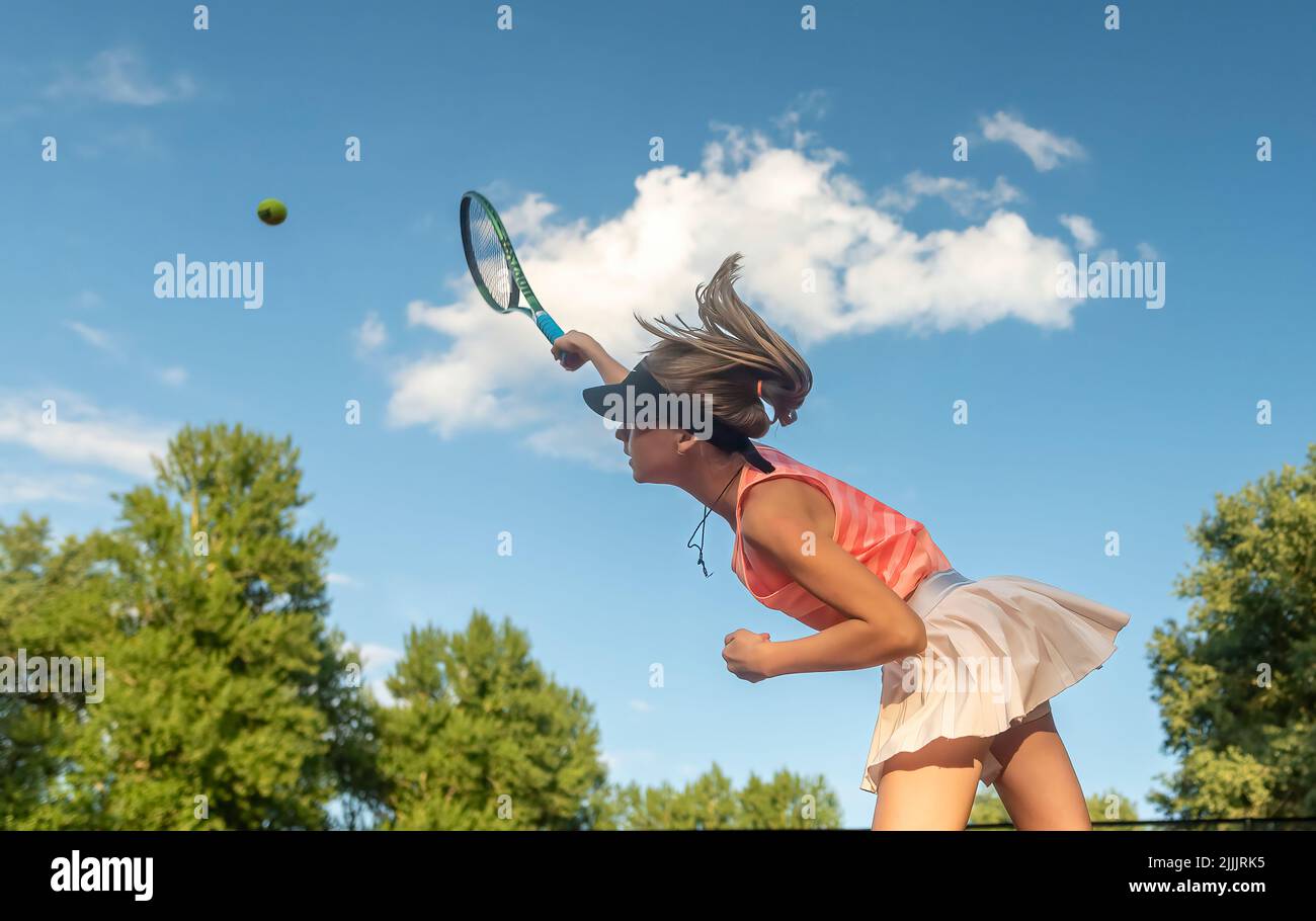 tennis ragazza giocatore formazione in estate giorno nel parco Foto Stock