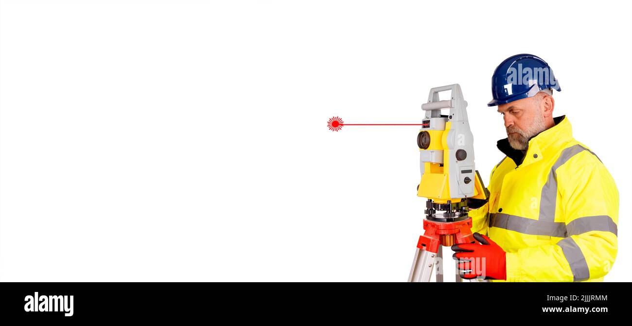 Un costruttore in un casco blu, un cappotto giallo riflettente ad alta visibilità e guanti di sicurezza rossi su sfondo bianco con spazio per il testo utilizzando moderni rilievi topografici Foto Stock