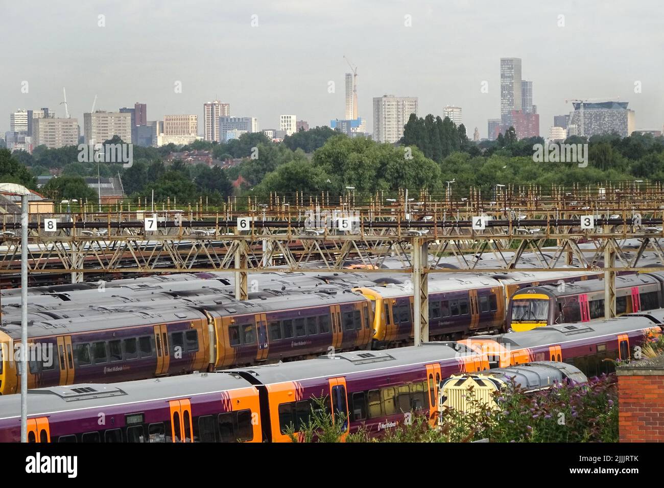 Tyseley, Birmingham, Inghilterra, luglio 27th 2022. I treni della West Midlands Railway sono stati parcheggiati e inutilizzati presso il deposito di manutenzione dei treni di Tyseley, con lo skyline di Birmingham sullo sfondo durante l'azione di sciopero. Si prevede che i Birmingham Commonwealth Games saranno sconvolti dall'azione di sciopero del 30th luglio. PIC by Credit: Michael Scott/Alamy Live News Foto Stock