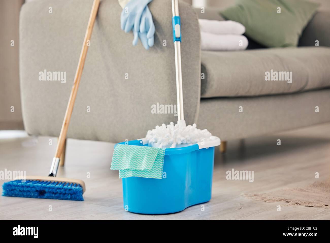 Non verrà lasciato spazio non pulito. Un secchio con un mop e una scopa. Foto Stock