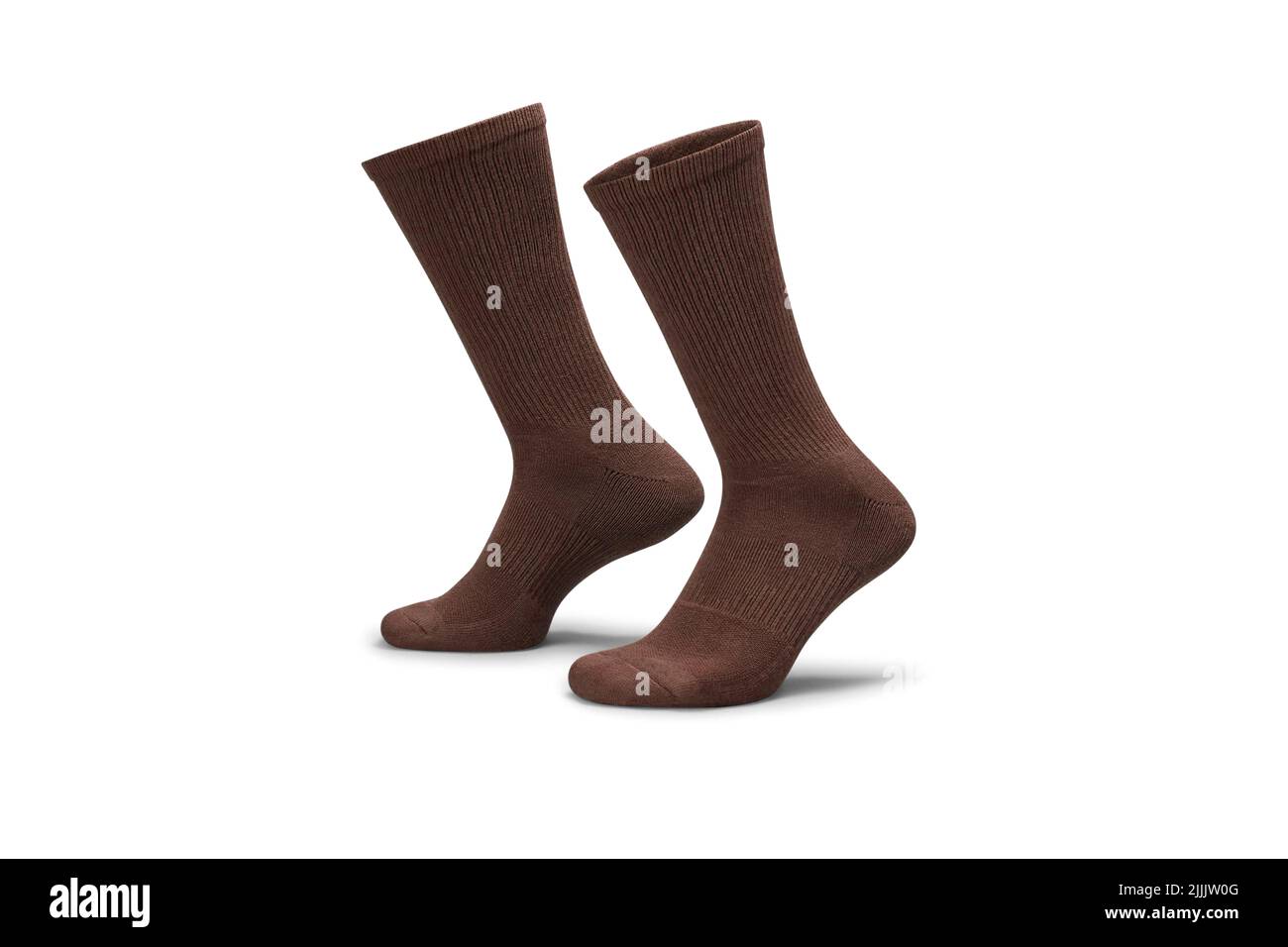 Paio di calze in cotone marrone con isolamento bianco. Set di calzini corti per sport come mock up ed etichetta per pubblicità, logo, branding Foto Stock