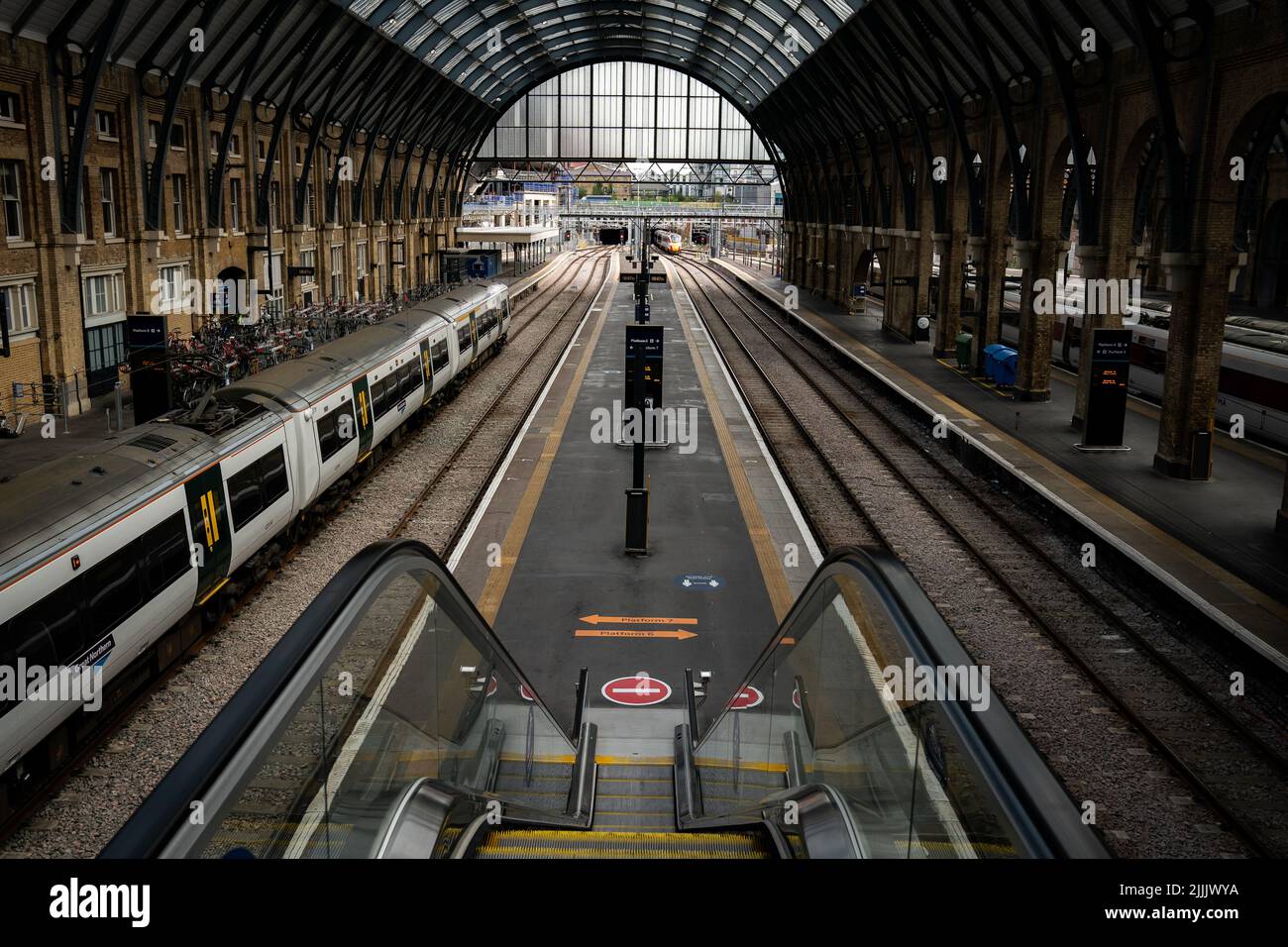 Le piattaforme di treno alla stazione di Kings Cross come membri del sindacato prendono parte ad un nuovo sciopero sopra i posti di lavoro, la paga e le condizioni. Data foto: Mercoledì 27 luglio 2022. Foto Stock