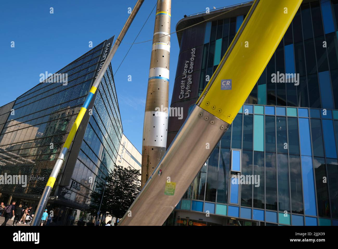 Un dettaglio, da vicino della scultura lucida di fronte all'edificio principale, moderno e in vetro della Biblioteca di Cardiff. A Cardiff, Galles, Regno Unito. Foto Stock