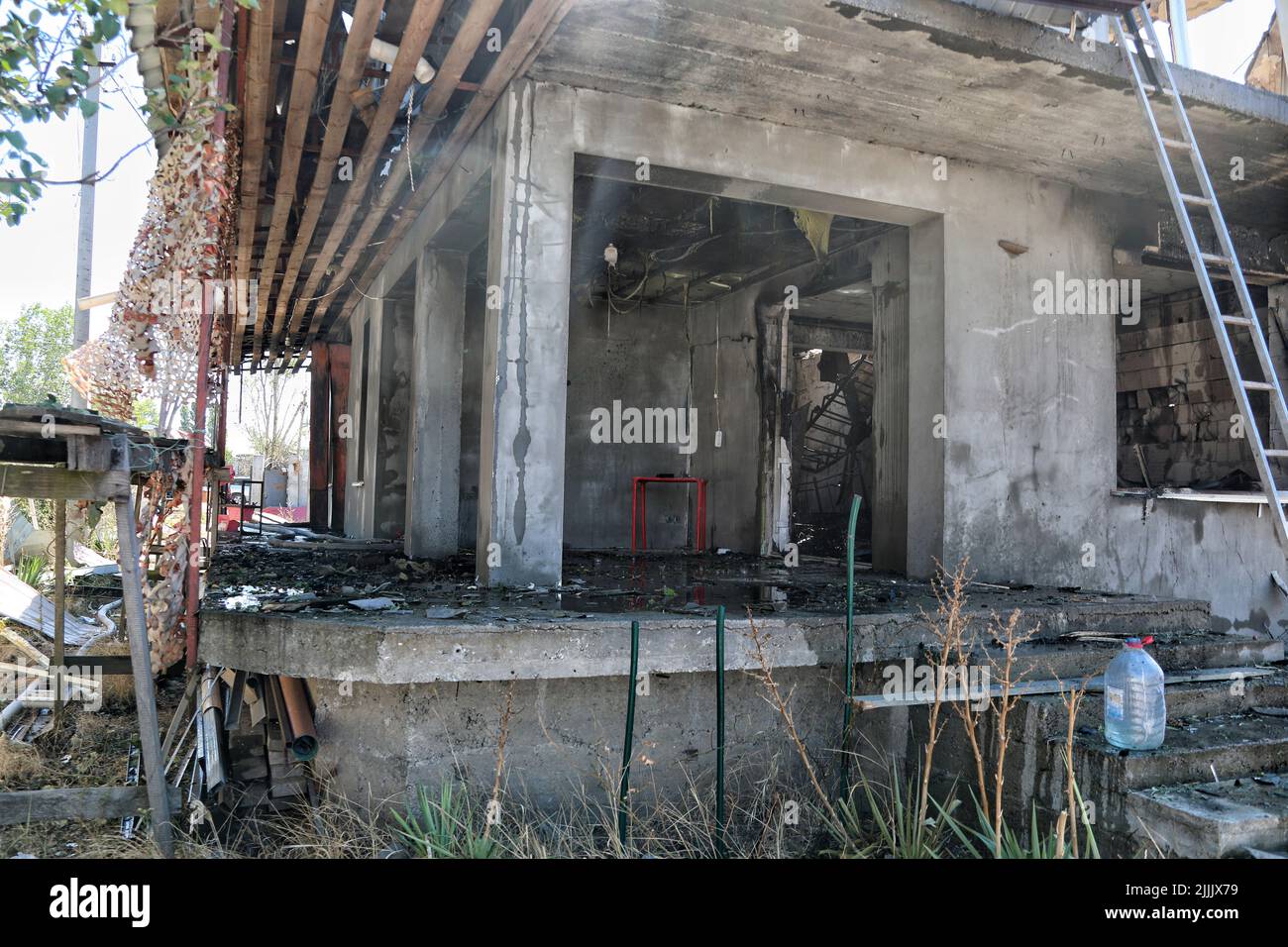 ZATOKA, UCRAINA - 26 LUGLIO 2022 - dopo un attacco missilistico russo su larga scala all'insediamento urbano di Zatoka, viene raffigurato Un edificio distrutto; Foto Stock