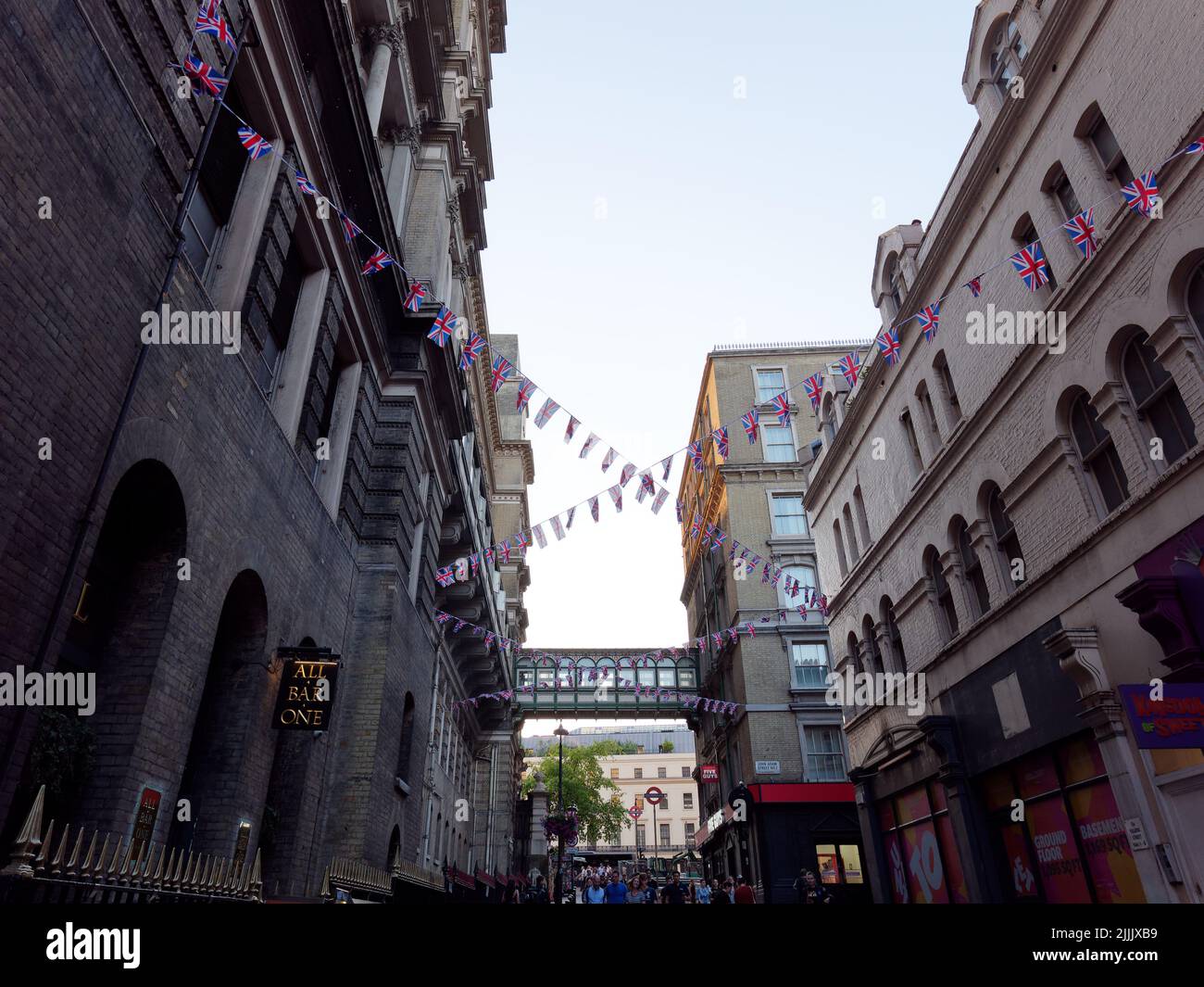 Londra, Greater London, Inghilterra, giugno 22 2022: Villiers Street con bunting e un ponte ornato che collega l'edificio, Foto Stock