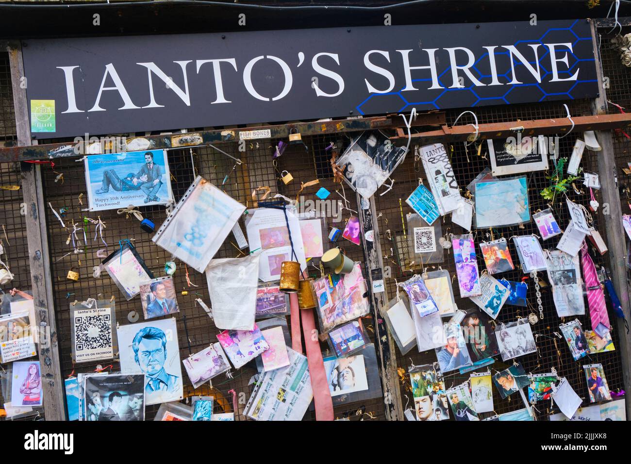 Dettagli al Santuario di Ianto, per il personaggio immaginario della serie televisiva Torchwood. Molti degli articoli sono bisessuali, gay in tema, in linea con l'Ia Foto Stock