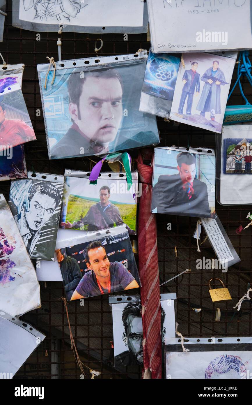 Dettagli al Santuario di Ianto, per il personaggio immaginario della serie televisiva Torchwood. Molti degli articoli sono bisessuali, gay in tema, in linea con l'Ia Foto Stock