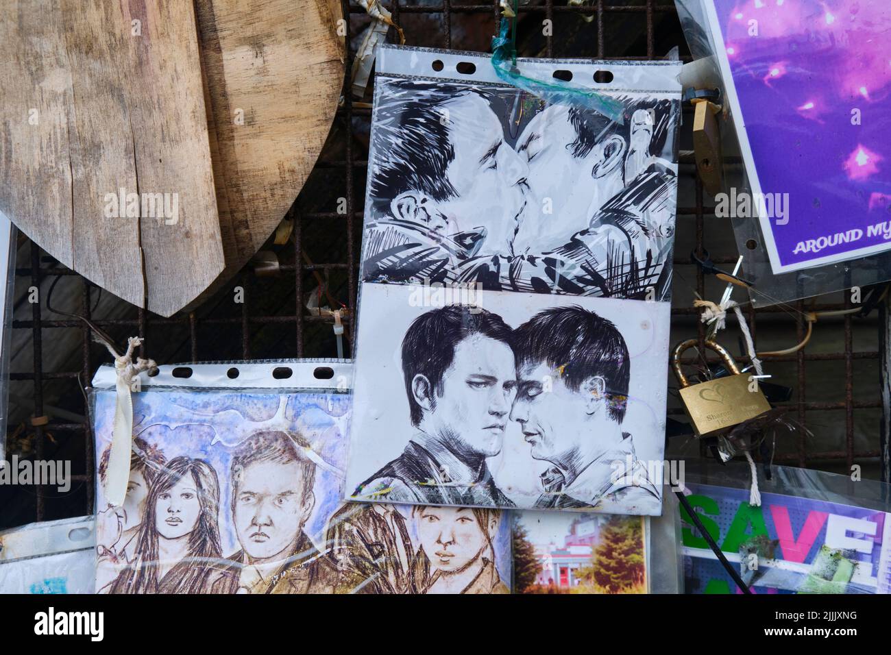 Dettagli al Santuario di Ianto, per il personaggio immaginario della serie televisiva Torchwood. Molti degli articoli sono bisessuali, gay in tema, in linea con l'Ia Foto Stock
