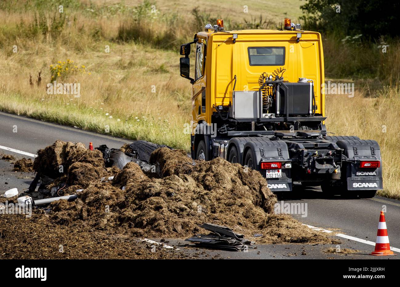 APELDOORN - Olanda, 2022-07-27 10:11:32 APELDOORN - veicoli guidare oltre concime e altri detriti scaricati dagli agricoltori sul A50. Gli attivisti degli agricoltori si stanno dimostrando in diverse parti del paese contro la politica del governo in materia di azoto. ANP SEM VAN DER WAL uscita paesi bassi - uscita belgio Foto Stock