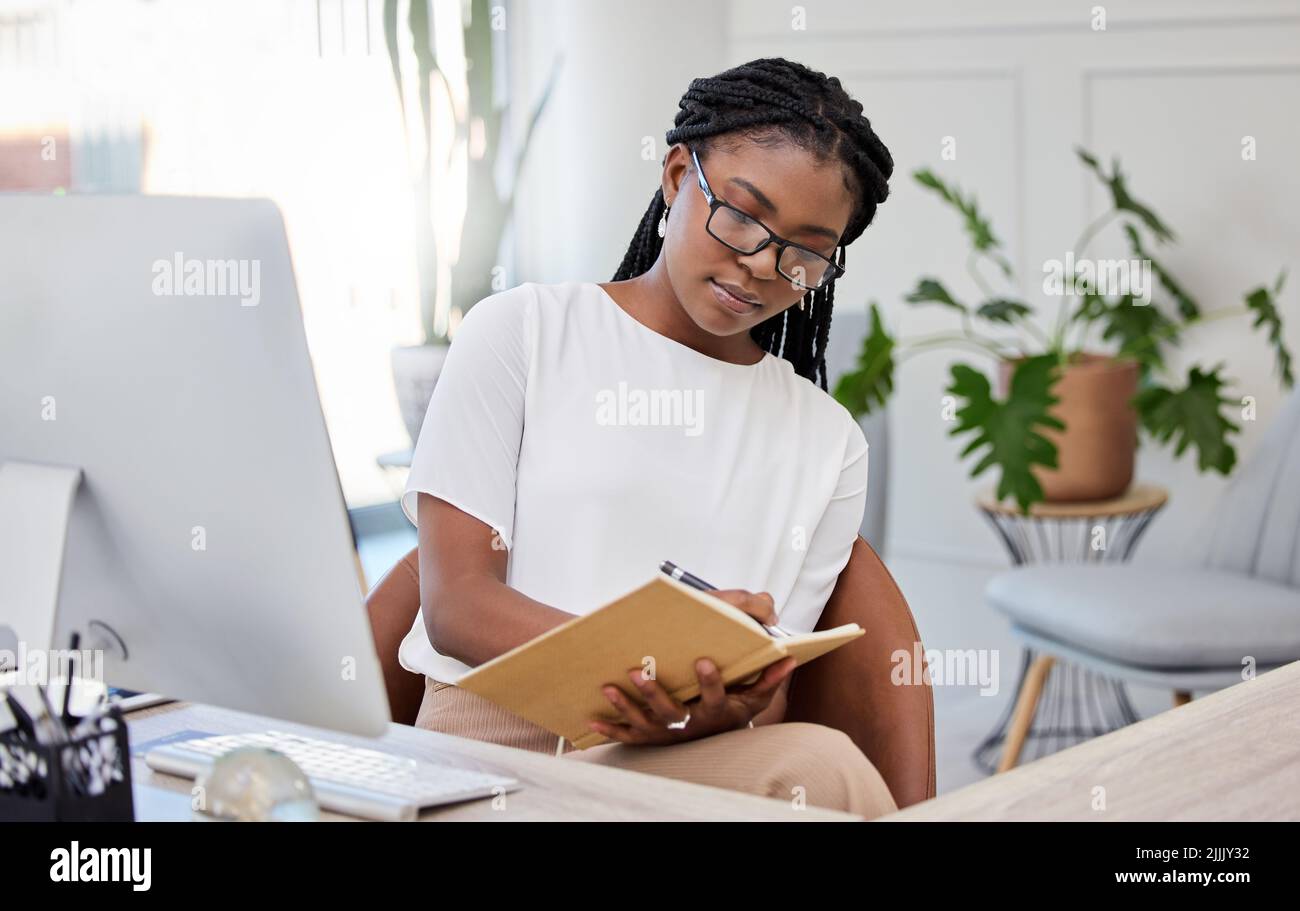 I miei giorni sono migliori quando theyre hanno progettato fuori. Una giovane donna d'affari che scrive in un taccuino sul lavoro. Foto Stock
