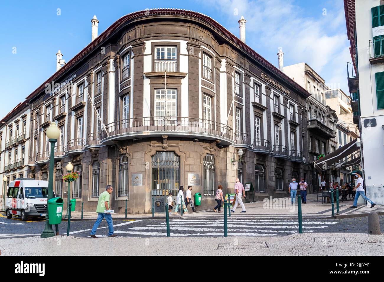 FUNCHAL, PORTOGALLO - 25 AGOSTO 2021: Si tratta di un edificio storico dell'ex borsa nel centro della città. Foto Stock