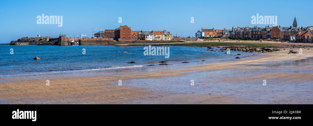 Vista panoramica sulla spiaggia di West Bay fino al porto di North Berwick a East Lothian, Scozia, Regno Unito Foto Stock