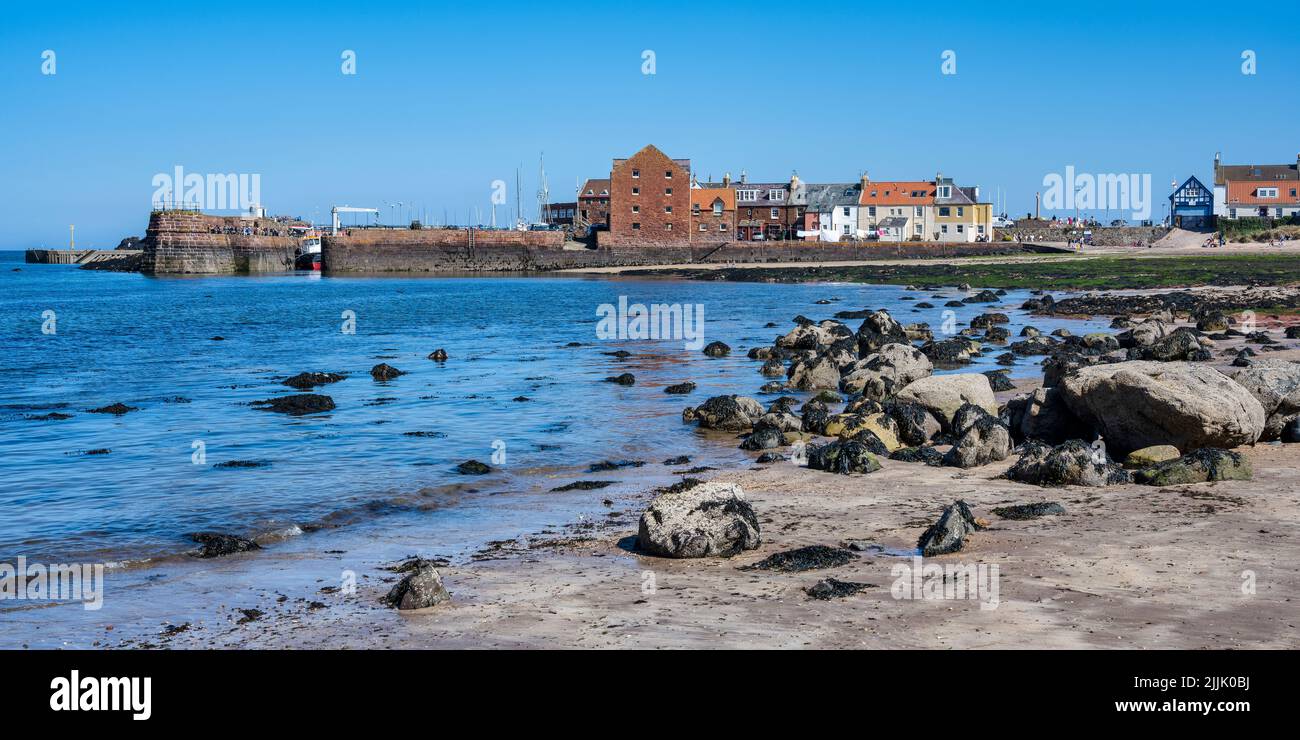 Vista sulla spiaggia di West Bay fino al porto di North Berwick e alla città di East Lothian, Scozia, Regno Unito Foto Stock