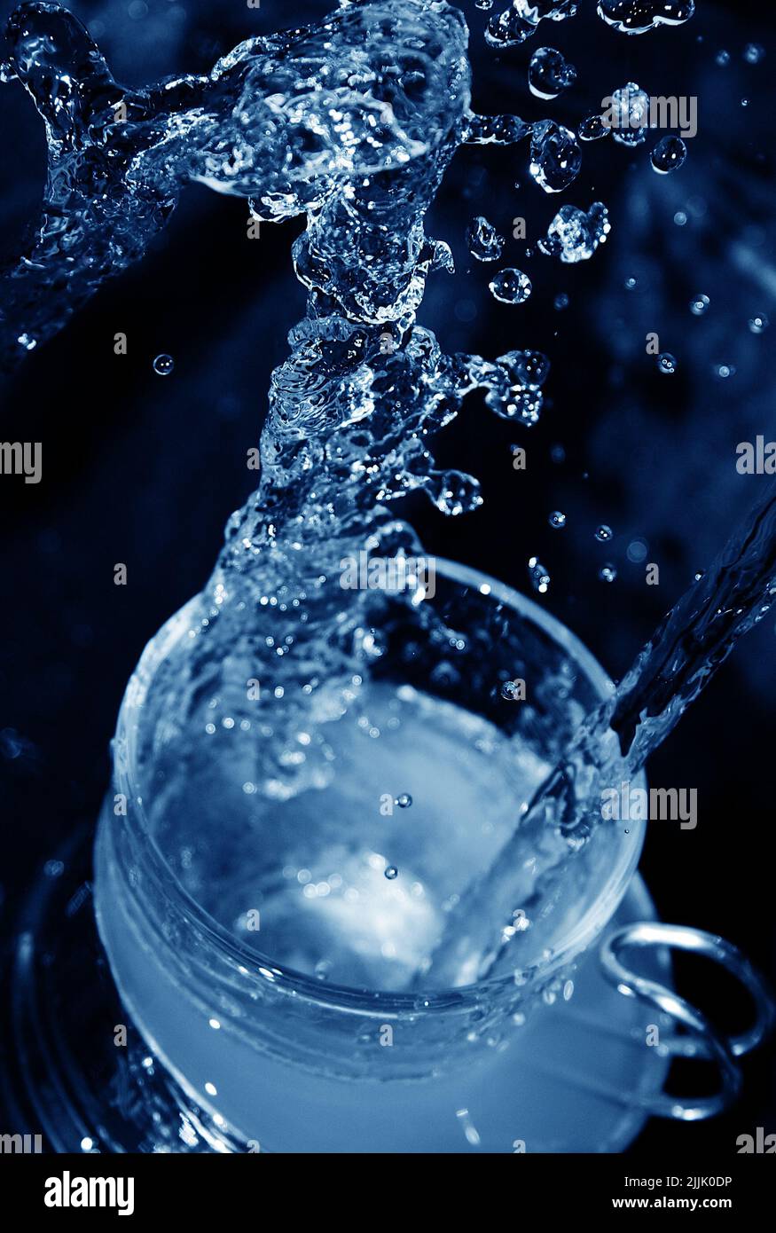 Bicchiere con acqua spruzzata Foto Stock