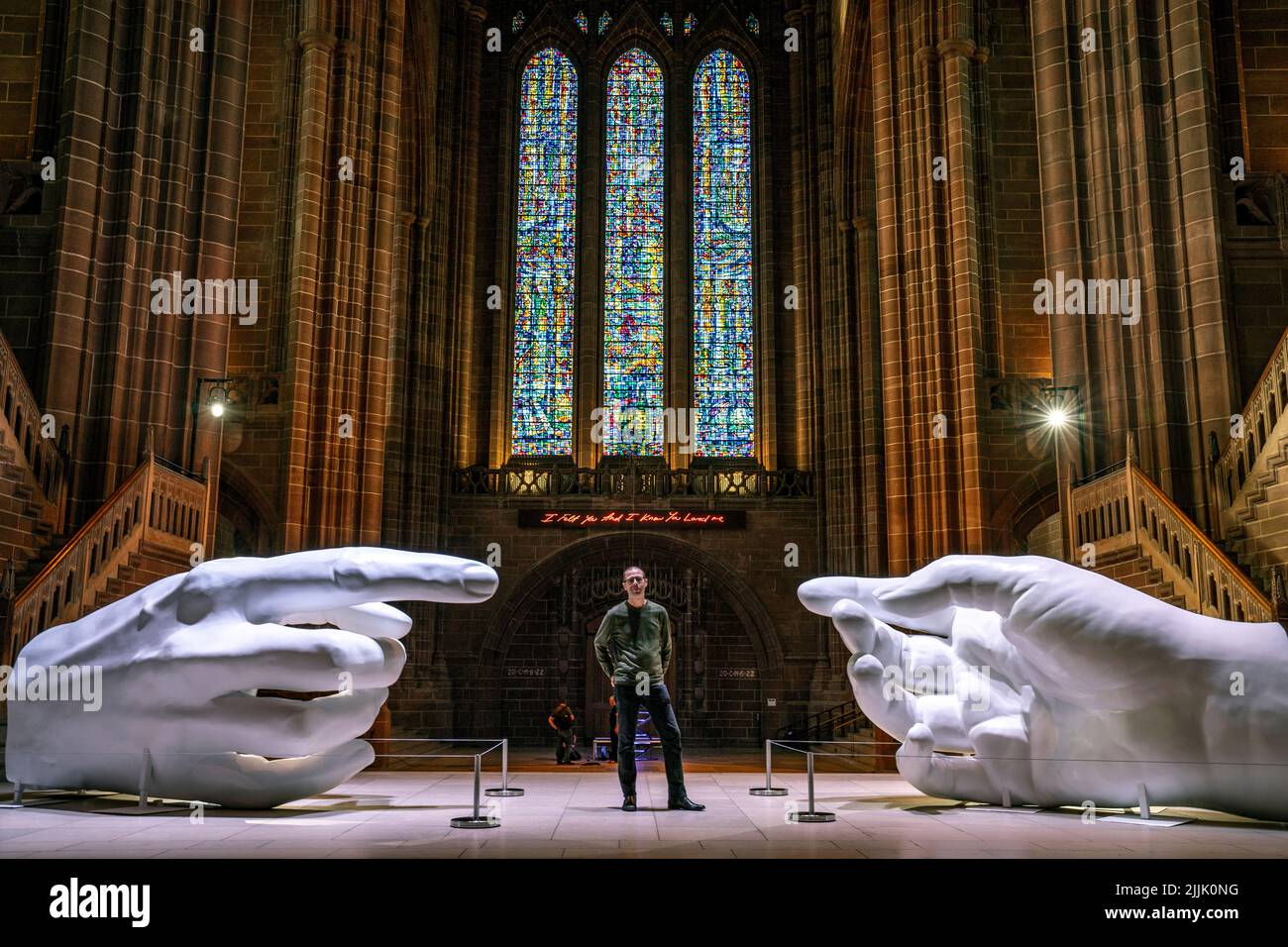 L'artista Peter Walker con il suo lavoro, Connection, un tocco contemporaneo sul capolavoro di Michelangelo la creazione di Adam, parte della sua mostra Being Human all'interno della cattedrale di Liverpool. Data foto: Martedì 26 luglio 2022. Foto Stock