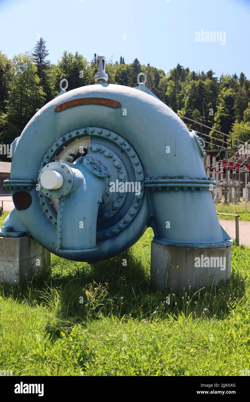 Turbina idroelettrica di centrale idroelettrica. L'elettricità è stata  generata da questa antica turbina, costruire 1925 e ora sostituito da una  più moderna Foto stock - Alamy