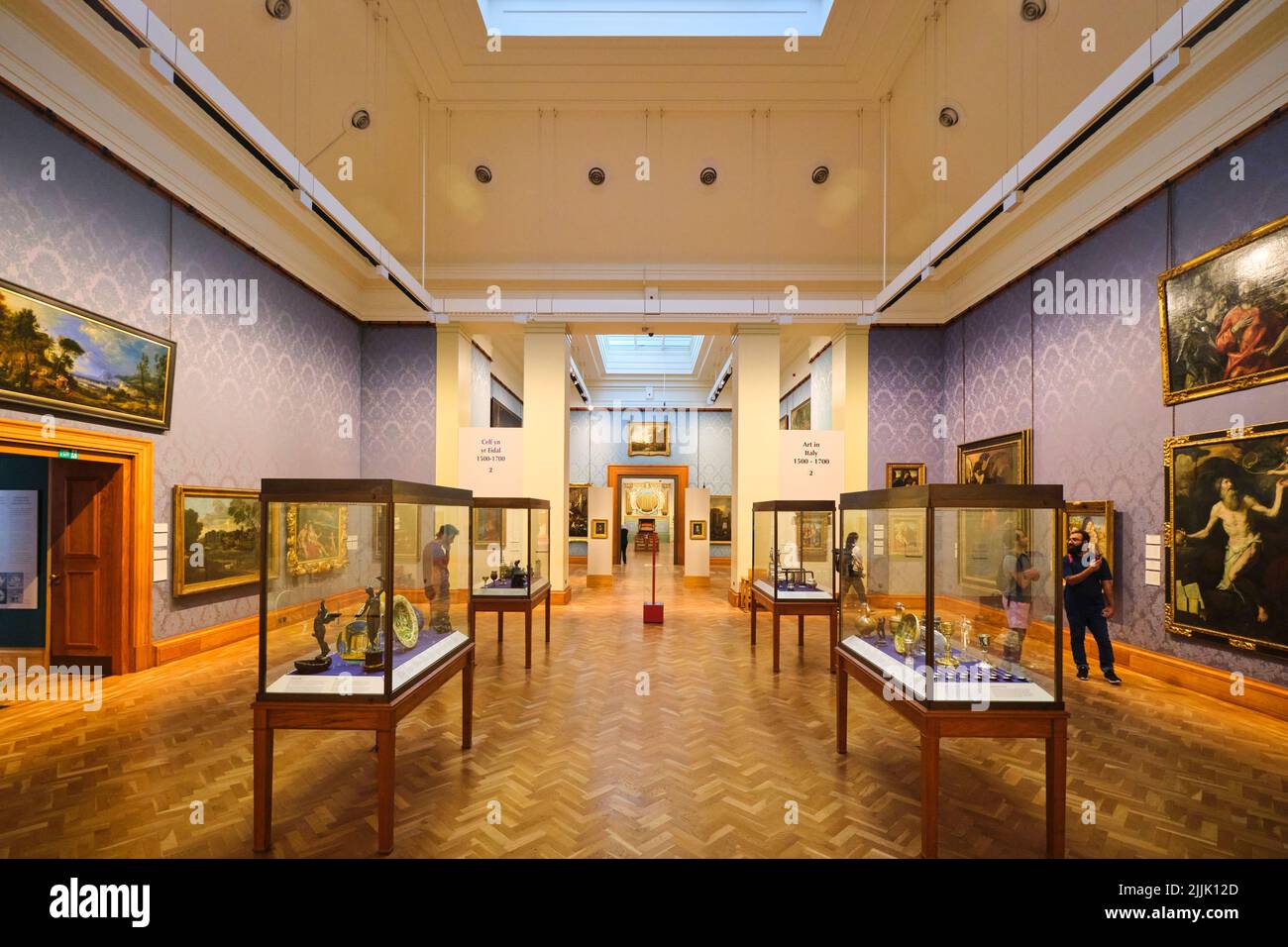 Galleria d'arte con dipinti e oggetti antichi. Al National Museum di Cardiff, Galles, Regno Unito. Foto Stock
