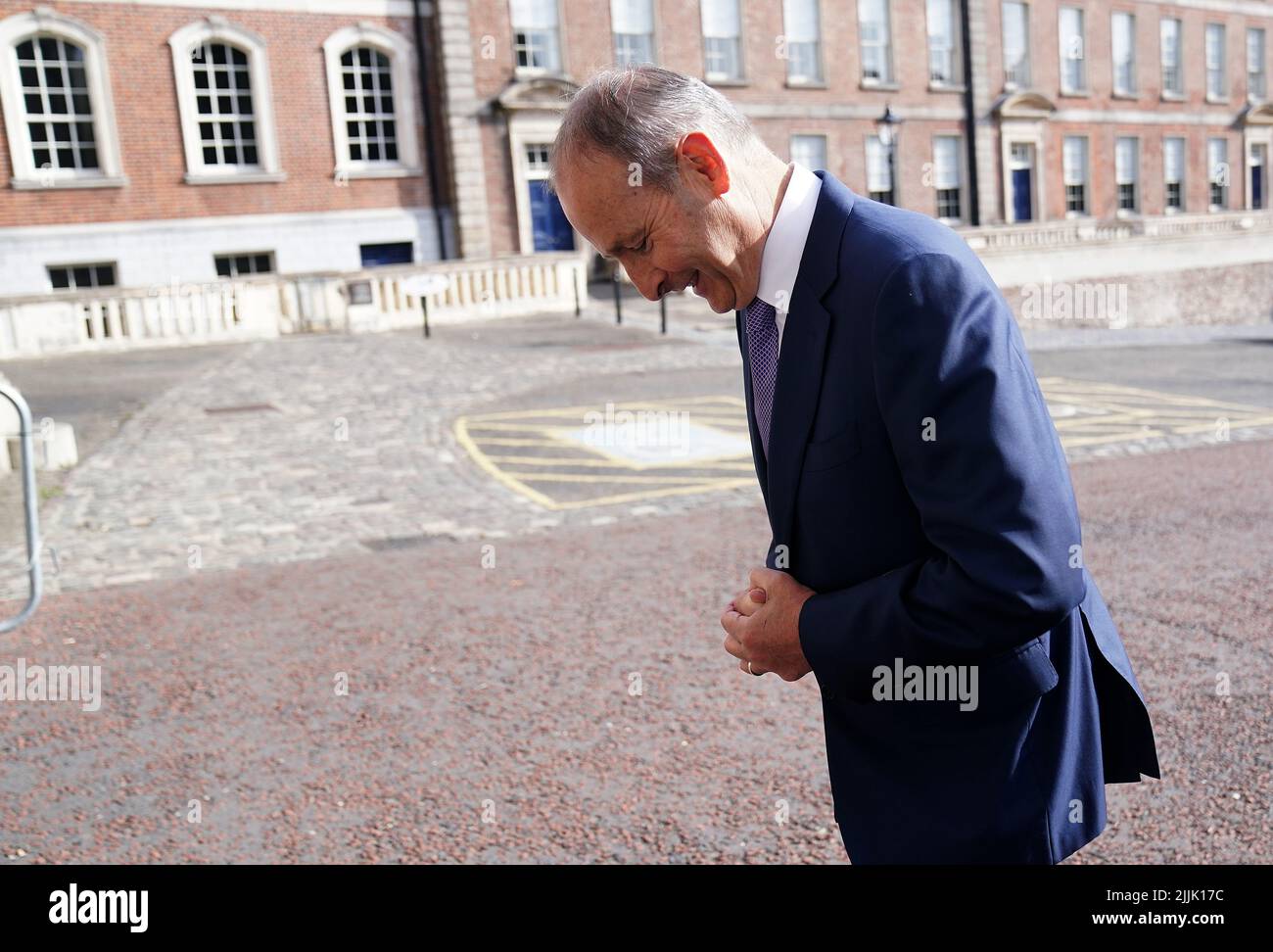 Taoiseach Micheal Martin arriva per una riunione del gabinetto nel Castello di Dublino. Ha affermato che i massimali di emissione presenteranno “sfide” per i trasporti, l’energia e l’agricoltura, ma che “tutti i settori dovranno tendere da soli” come parte della lotta al cambiamento climatico. Data foto: Mercoledì 27 luglio 2022. Foto Stock