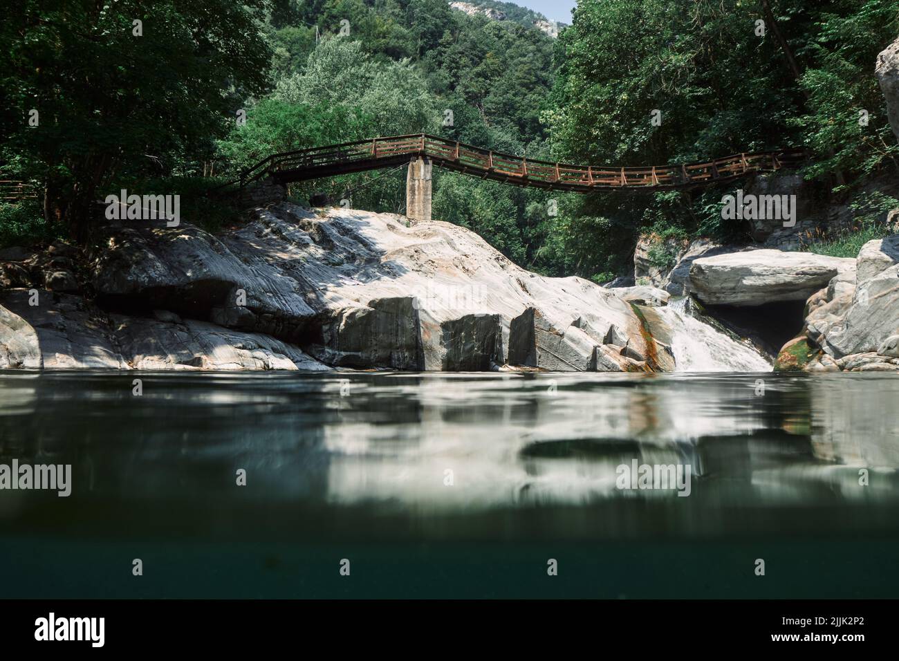 Valle d'Aosta, Italia - il ponte in legno sul fiume nel piccolo borgo chiamato ( Pontboset ) Foto Stock