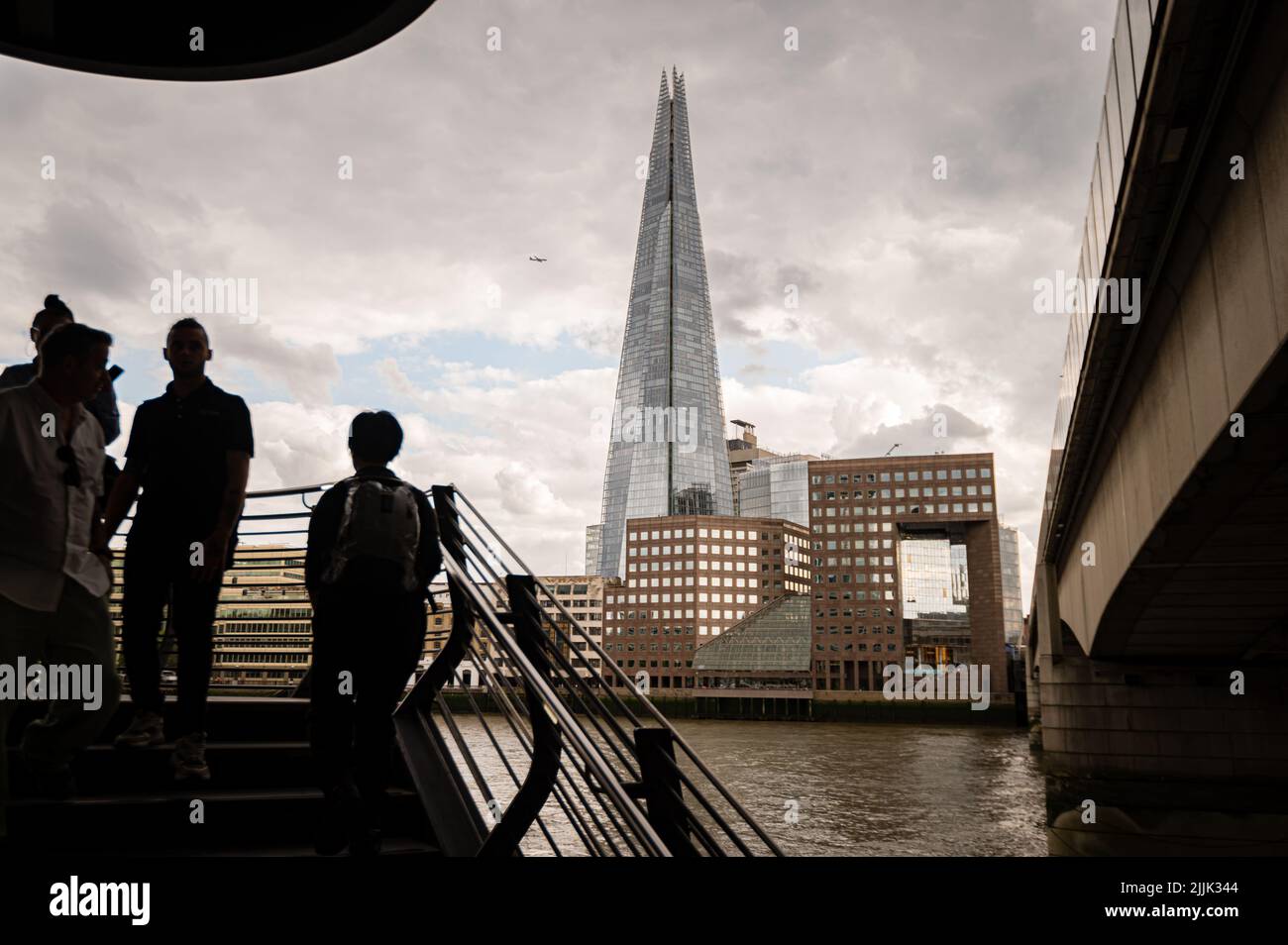 Guardando lo Shard, Londra, Regno Unito Foto Stock