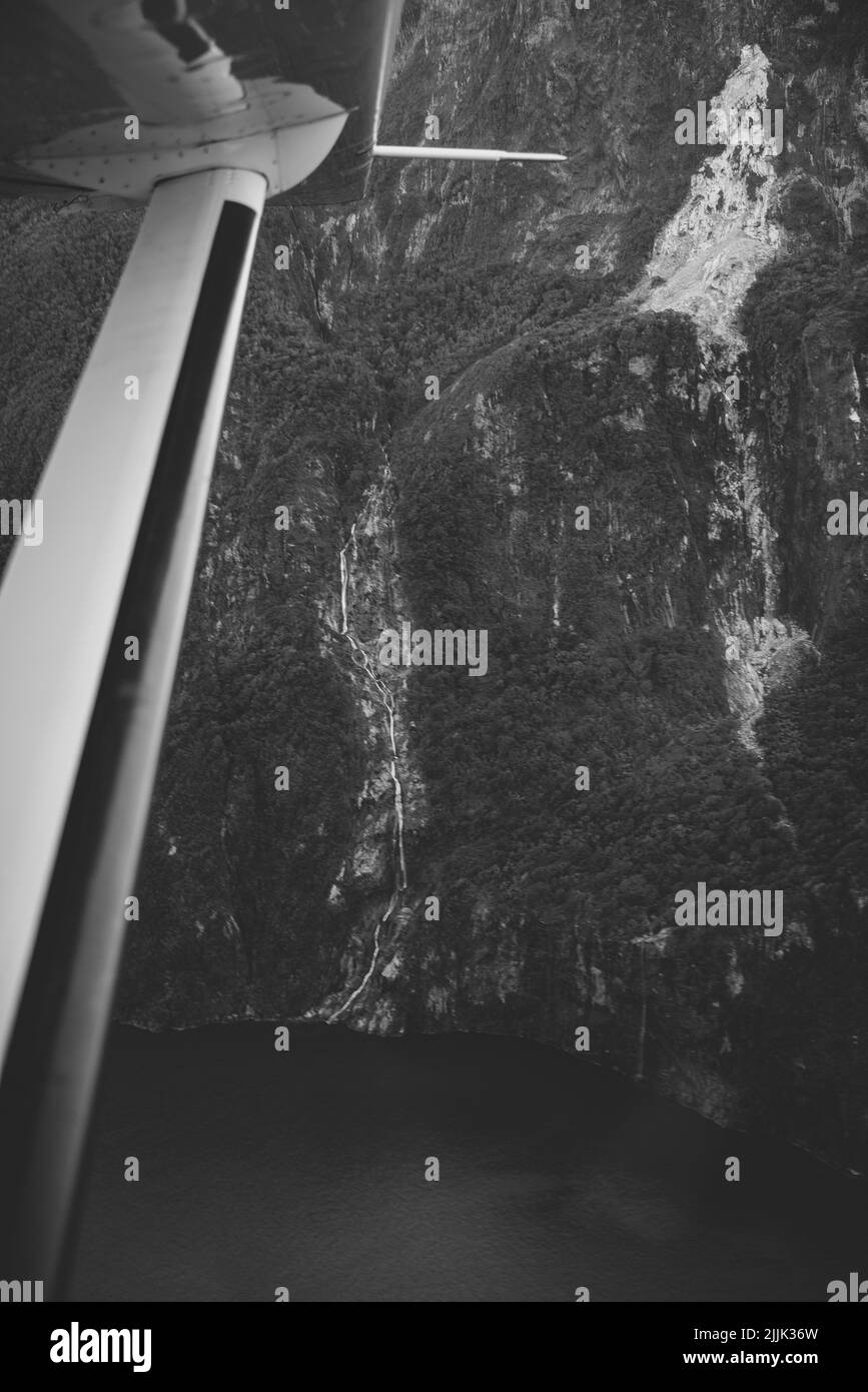 Vista aerea di Milford Sound, in Nuova Zelanda, ha preso un aereo turistico Foto Stock