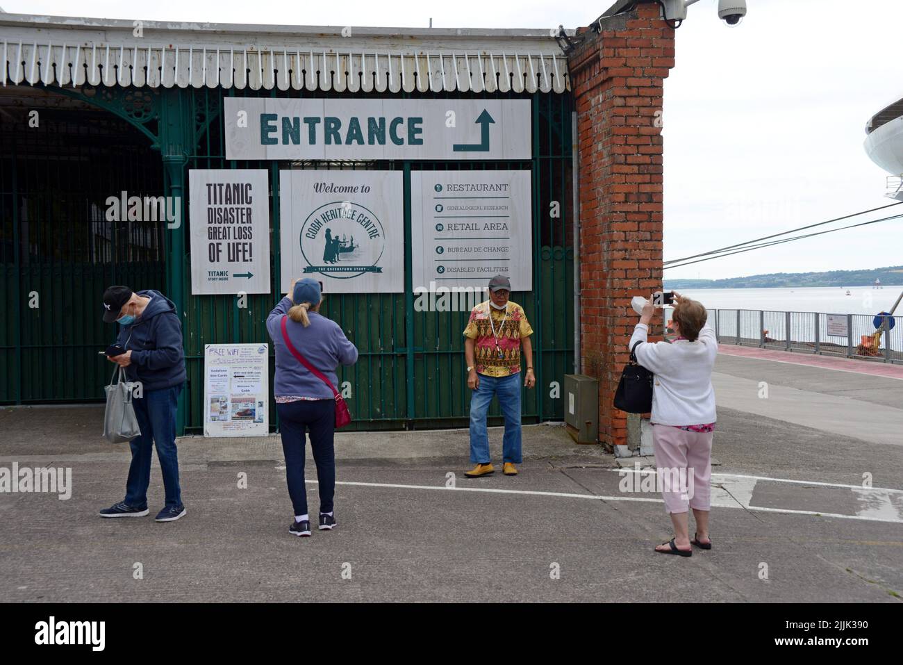 Pasengers dalla nave da crociera Emerald Princess scattando foto al centro storico di Cobh, County Cork, Irlanda, luglio 2022 Foto Stock