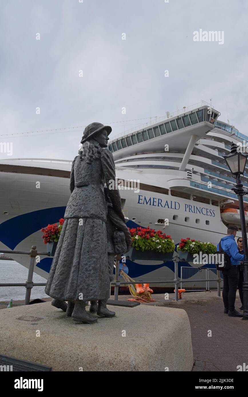 Psssgers dalla nave da crociera Emerald Princess guarda il Monumento Annie Moore sul porto di Cobh, County Cork, Irlanda, luglio 2022 Foto Stock