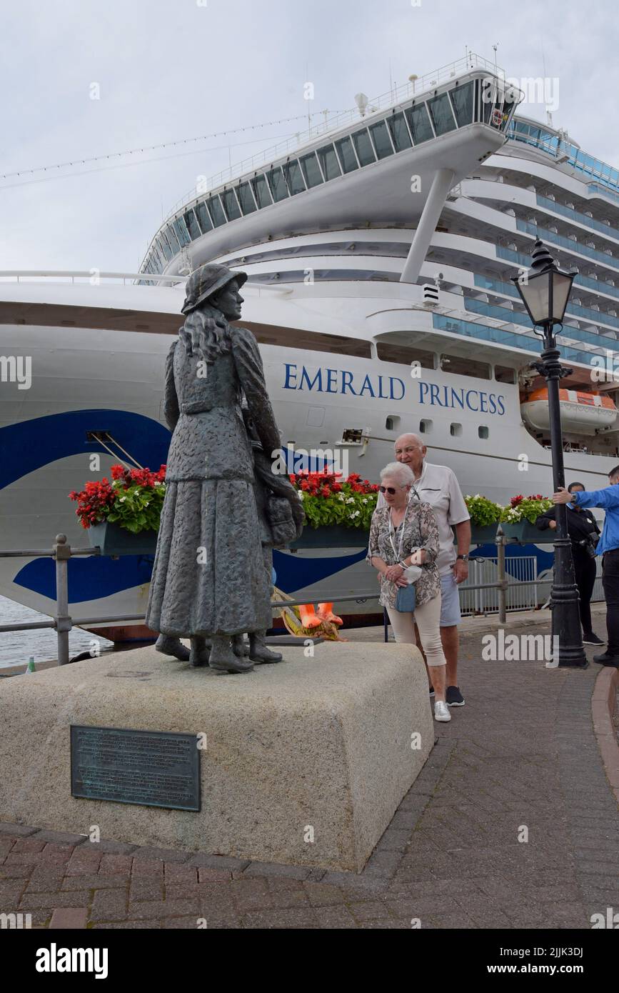 Psssgers dalla nave da crociera Emerald Princess guarda il Monumento Annie Moore sul porto di Cobh, County Cork, Irlanda, luglio 2022 Foto Stock