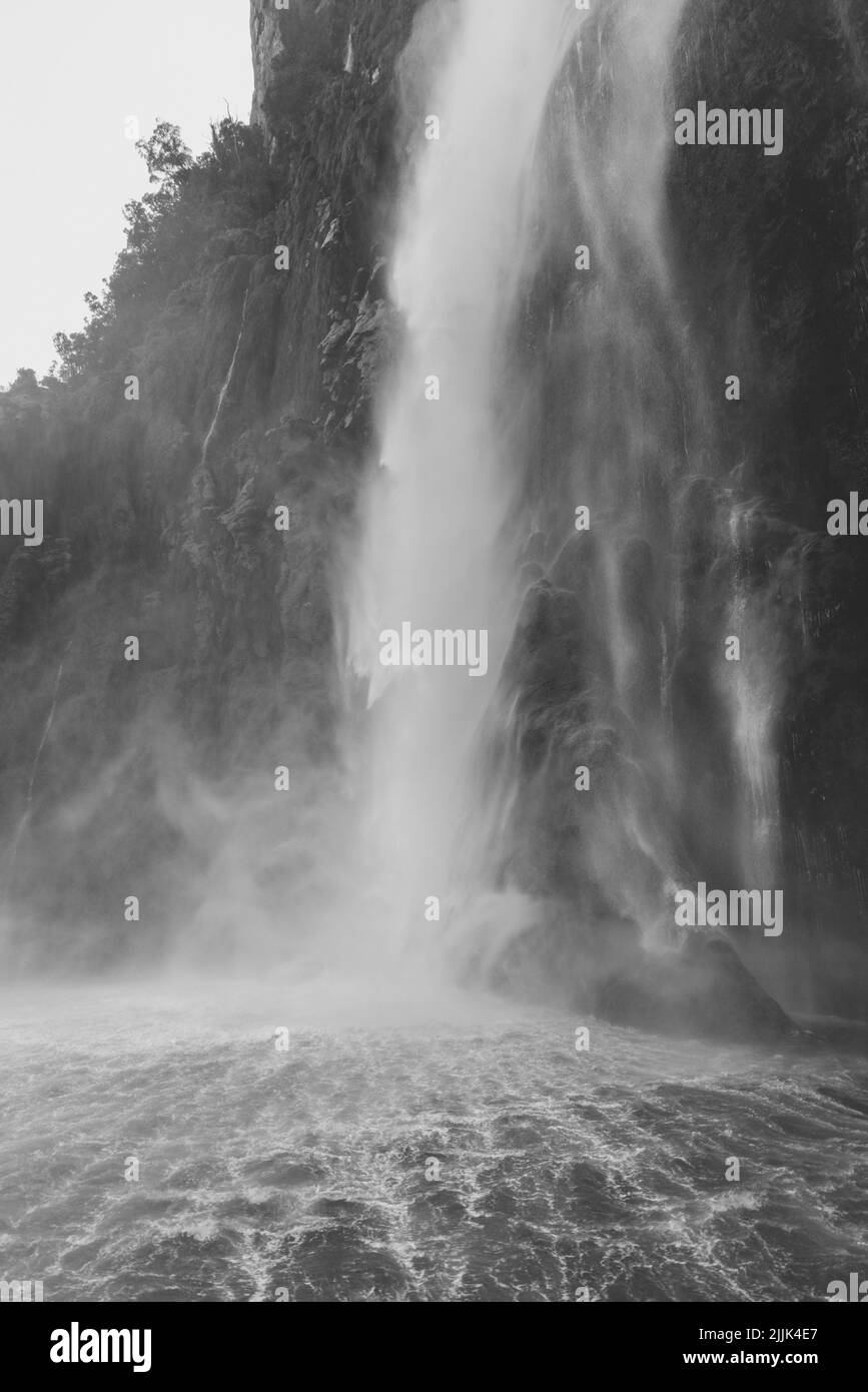 Spettacolare cascata nel Parco Nazionale di Milford Sound Fiordland, Nuova Zelanda. Nessuna gente. Spazio di copia Foto Stock