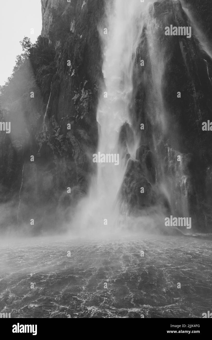 Spettacolare cascata nel Parco Nazionale di Milford Sound Fiordland, Nuova Zelanda. Nessuna gente. Spazio di copia Foto Stock
