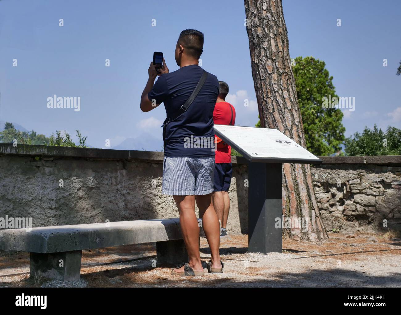 Bergamo alta molti turisti visitano la città durante l'estate calda Foto Stock