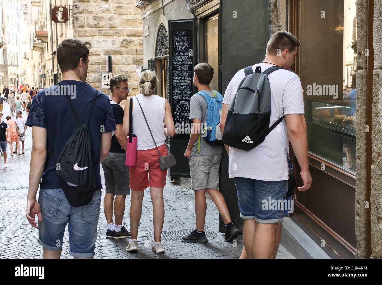 Bergamo alta molti turisti visitano la città durante l'estate calda Foto Stock
