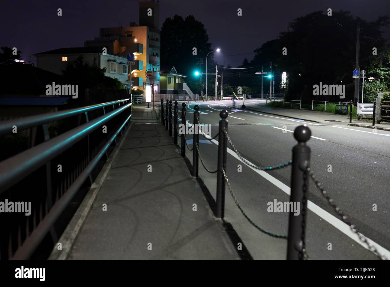 La luce della fermata dell'autobus visto dal ponte di notte. Foto Stock