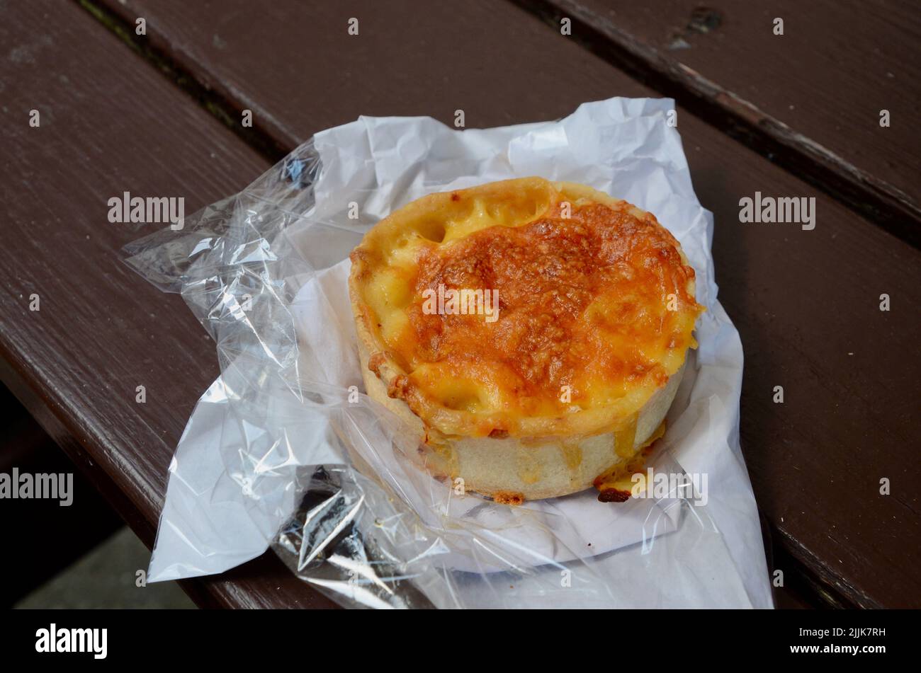 Una bottiglia di irn bru bevanda gassata con una torta di formaggio macaroni a kelso scozia estate 2022 UK Foto Stock
