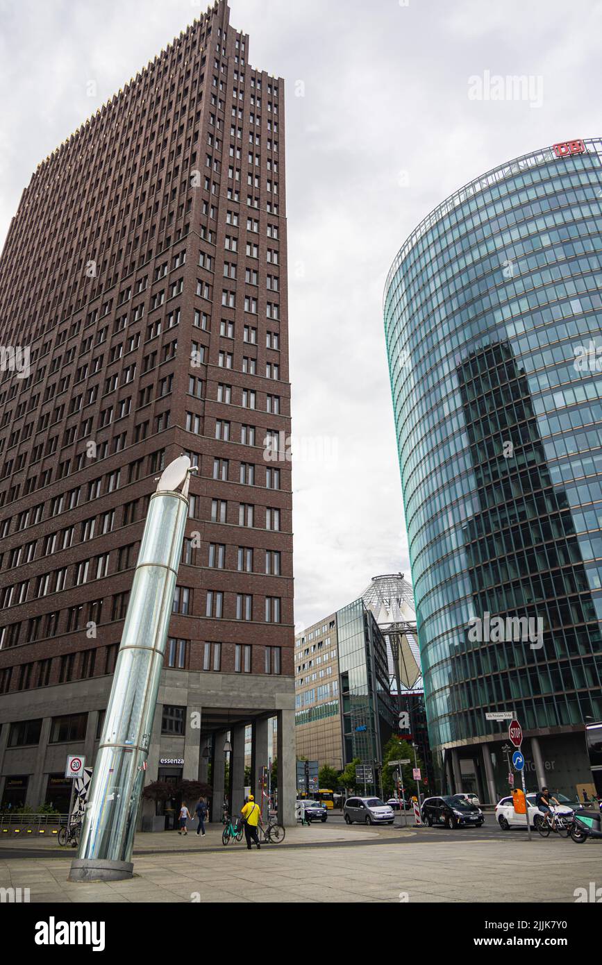 Berlino, Germania - 29 giugno 2022: La Torre di Kollhoff e la Torre di Bahntower a Potsdamer Platz. Una piazza pubblica e incrocio stradale nel centro o Foto Stock