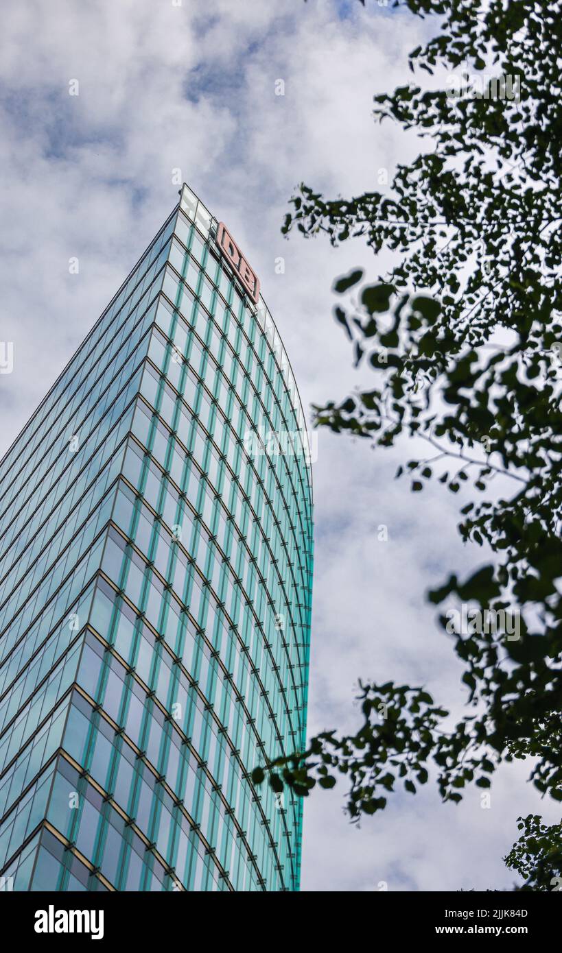 Berlino, Germania - 29 giugno 2022: La torre deutsche Bahn o DB presso Potsdamer Platz. Area uffici per la sede della Deutsche Bahn (Germa Foto Stock